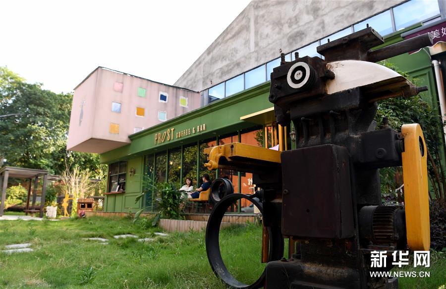 8月4日，人们在合肥长江180艺术街区休闲。新华社发（解琛 摄）