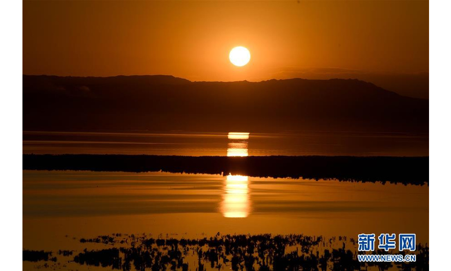 这是夕阳映照下的乌伦古湖海上魔鬼城景区（9月22日摄）。 乌伦古湖海上魔鬼城景区位于新疆阿勒泰地区福海县吉力湖东岸。金秋时节，景区内色彩斑斓，独特的雅丹地貌和水域景观构成秋日里一道美丽的风景线。 新华社记者 沙达提 摄