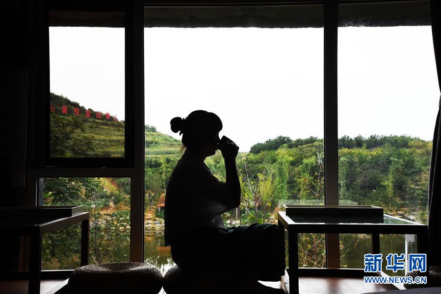 9月3日，游客在日照市五莲县叩官镇董家楼村的北山乡居民宿内体验。新华社记者王凯摄