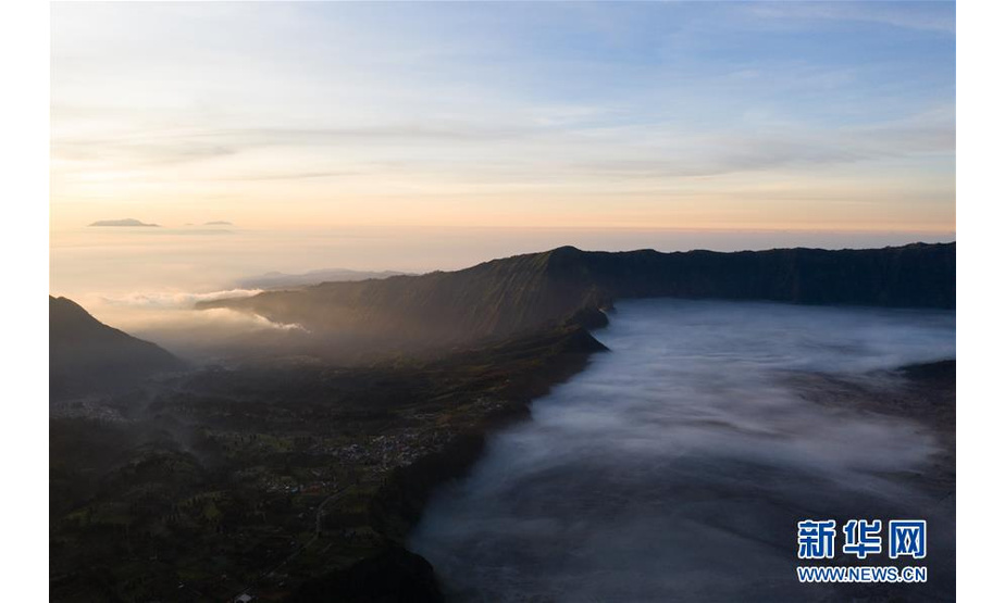 这是5月16日清晨在印度尼西亚东爪哇省拍摄的布罗莫火山群沙海盆地上的云海（无人机拍摄）。新华社记者 杜宇 摄