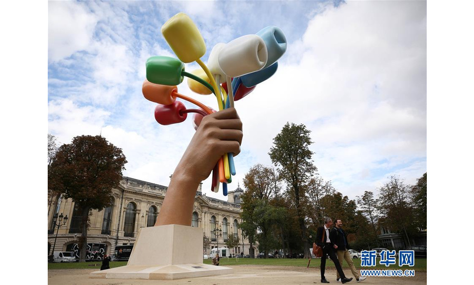 这是10月7日在法国巴黎小皇宫博物馆附近拍摄的“郁金香花束”雕塑。 新华社记者高静摄