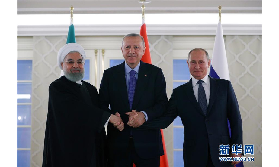 9月16日，在土耳其首都安卡拉，俄罗斯总统普京（右）、土耳其总统埃尔多安（中）和伊朗总统鲁哈尼握手。 土耳其、俄罗斯和伊朗三国领导人16日在安卡拉举行会晤，重点讨论了叙利亚安全问题，强调应在叙利亚西北部伊德利卜地区实现长期停火。 新华社发（穆斯塔法·卡亚摄）