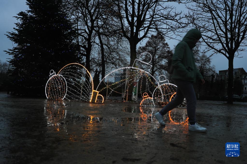 11月30日，一名行人经过比利时布鲁塞尔的一处圣诞灯饰。

　　新冠病毒奥密克戎变异株正在全球引发高度关注。世界卫生组织11月29日说，新冠变异病毒奥密克戎毒株在全球范围造成感染病例激增的风险“非常高”，并可能给部分地区带来“严重后果”。目前，多个国家和地区陆续通报发现奥密克戎毒株感染或疑似病例。新华社记者 郑焕松 摄