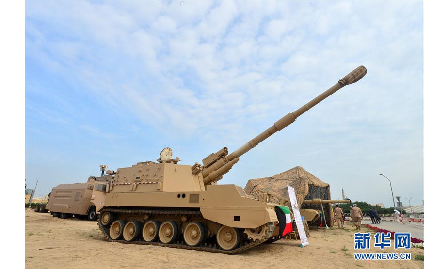 12月10日，在科威特哈瓦利省，人们参观第五届海湾防务和航空展。新华社发（阿萨德 摄）
