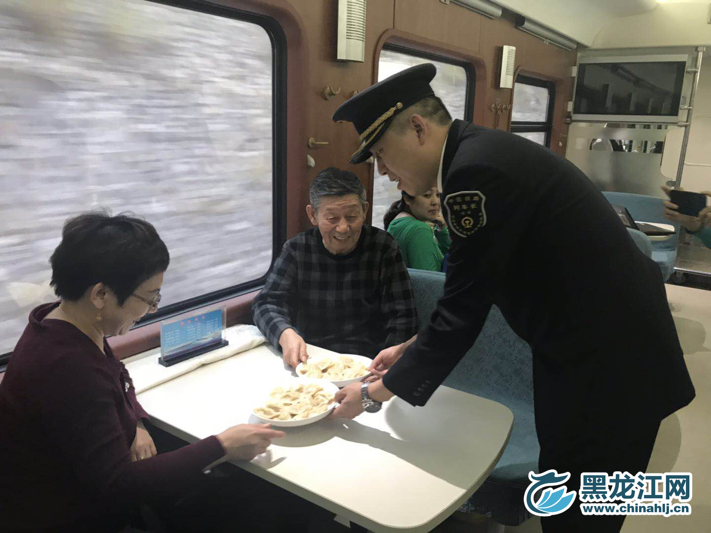 列车长将饺子端到乘客面前。宋菲 摄