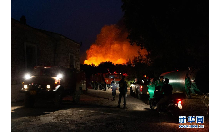 8月5日，消防员在希腊雅典北部的山火现场附近工作。

　　希腊总理基里亚科斯·米佐塔基斯5日表示，在经历多日极端高温天气后，希腊正在应对多起山火，形势“极其危急”。

　　新华社发（马里奥斯·罗洛斯摄）