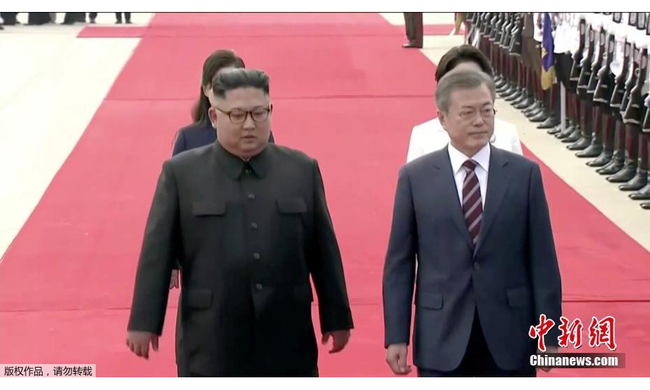 当地时间9月18日上午10时左右，韩国总统文在寅抵达朝鲜。朝鲜最高领导人金正恩携夫人李雪主在机场迎接。文在寅与金正恩一同检阅朝鲜陆海空三军仪仗队。（视频截图）