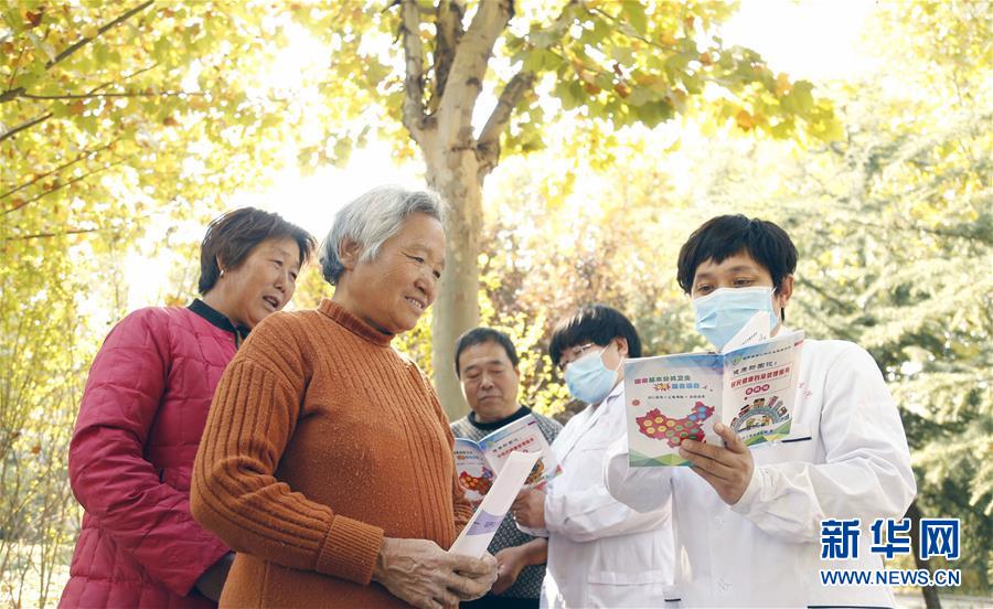 10月24日，河北省邢台市南和区三思乡卫生院医务人员给南韩村老人讲解健康知识。

　　当日，河北省邢台市南和区三思乡卫生院医务人员开展“关爱老人，情暖重阳”义诊活动，通过讲解健康知识、眼科检查、针灸等方式为老人提供医疗保健服务，迎接重阳节。 新华社发（张驰 摄）