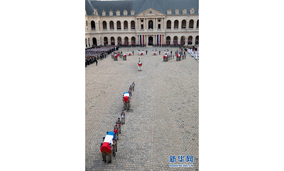 12月2日，马里军事行动身亡军人悼念仪式在法国巴黎荣军院举行。 当日，法国政府在巴黎荣军院为马里军事行动中身亡的13名军人举行悼念仪式。两架直升机11月25日在马里的一次行动中相撞，导致13名法国军人身亡。 新华社发（杰克·陈摄）