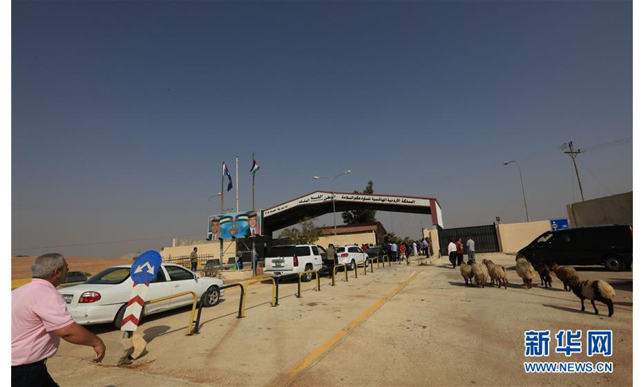 10月15日，车辆在约旦马弗拉克省贾比尔口岸等候通关。 据叙利亚国家电视台14日报道，叙内政部长穆罕默德·沙尔当天表示，叙利亚、约旦双方已同意于15日重开叙约边境的纳西卜－贾比尔口岸。 新华社发（穆罕默德·阿布·古什 摄）
