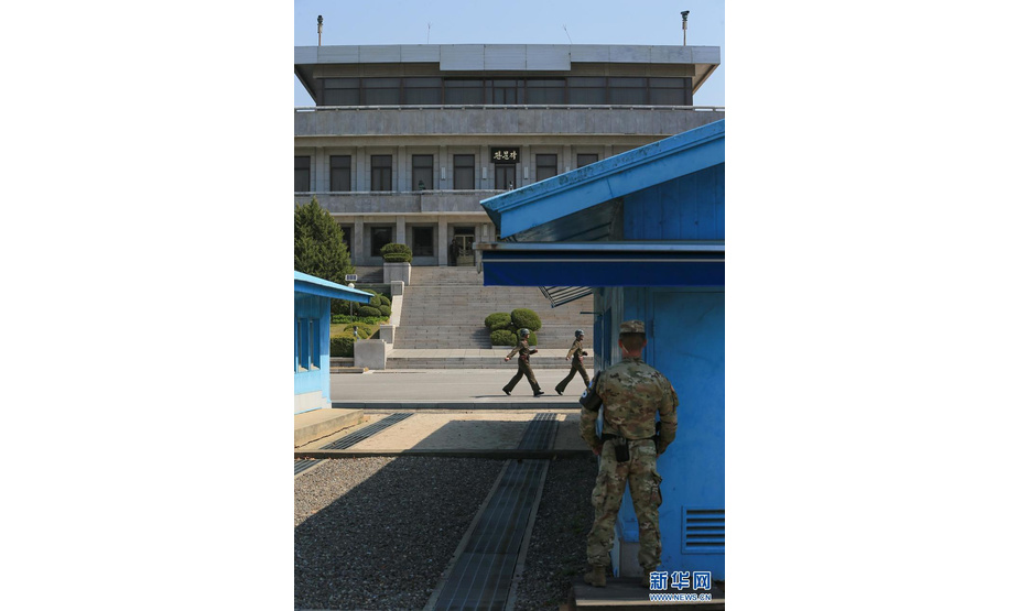 4月18日，士兵在位于朝鲜半岛中部的板门店军事分界线两侧执勤。4月27日，韩朝将在板门店韩方一侧的“和平之家”举行双方第三次首脑会晤。新华网记者王婧嫱摄