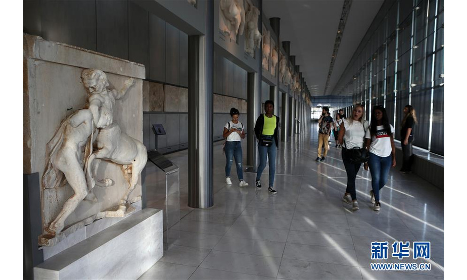 这是11月7日在希腊雅典卫城博物馆拍摄的帕特农神庙雕塑及浮雕展示区。 雅典卫城博物馆的前身于1886年建于卫城山丘，距卫城300米的新馆在2009年正式开放，馆内保存着女像柱、帕特农神庙雕塑等名作。 新华社发（马里奥斯·罗洛斯 摄）