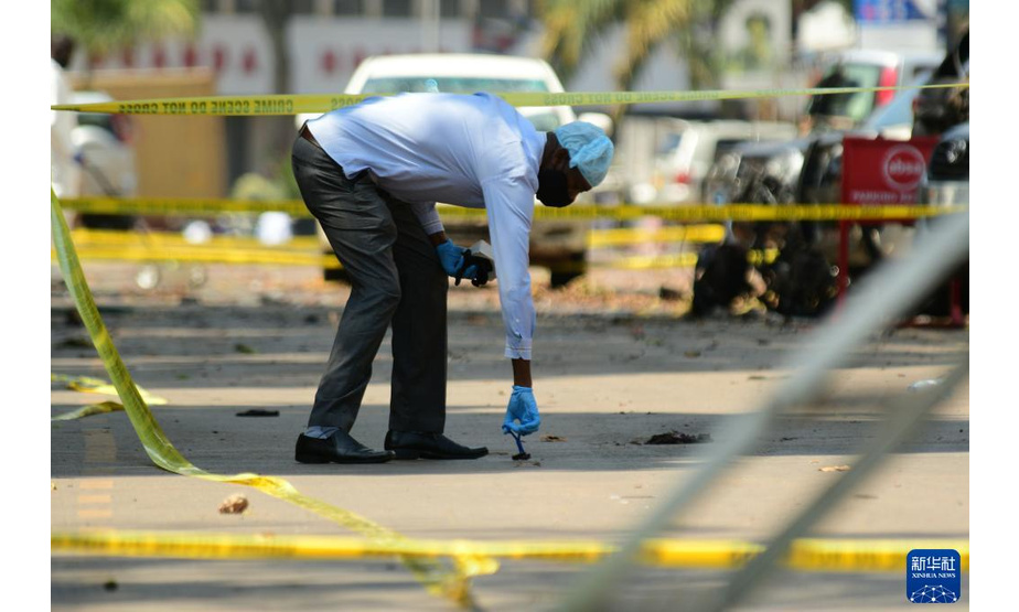 11月17日，在乌干达坎帕拉，调查人员在爆炸袭击发生地工作。

　　乌干达首都坎帕拉市中心16日发生两起爆炸袭击，导致包括3名自杀式袭击者在内的6人死亡，数十人受伤。极端组织“伊斯兰国”宣称制造了爆炸事件。

　　新华社发（哈贾拉摄）