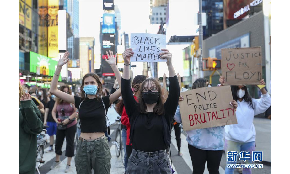 5月31日，在美国纽约时报广场，人们抗议警察暴力执法。 由美国明尼苏达州白人警察执法致非洲裔男子死亡事件引发的抗议和骚乱5月31日仍在美国多地持续。在纽约市，抗议活动已持续4天。 新华社记者 王迎 摄