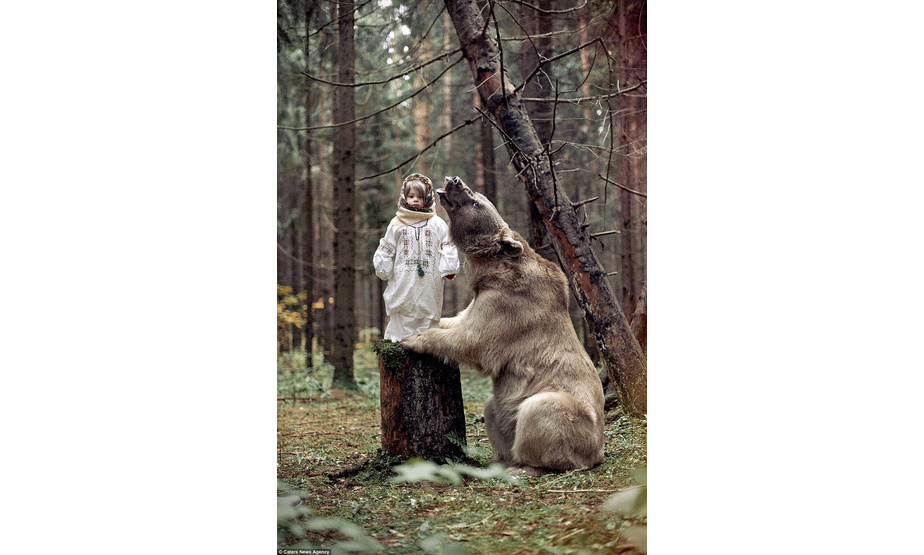 这些照片都出自于摄影师奥尔加之手，他说：“这只熊真的很友好，它很喜欢拥抱人类。或许我们可以把它当成一只巨大的狗狗。很多孩子在第一眼见到斯蒂芬的时候都很害怕，但是最后都不忍和它分开。毕竟没有谁不想要一只巨大的泰迪熊”。