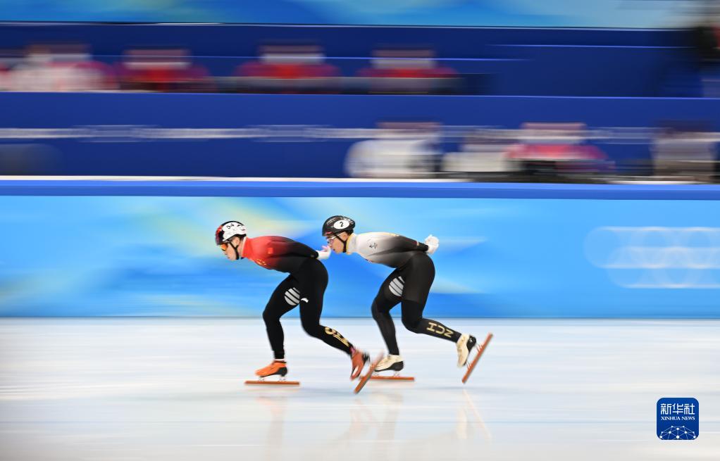 2月7日，任子威（左）在比赛中。

　　当日，在首都体育馆举行的北京2022年冬奥会短道速滑项目男子1000米决赛中，中国选手任子威夺得冠军。

　　新华社记者 李尕 摄