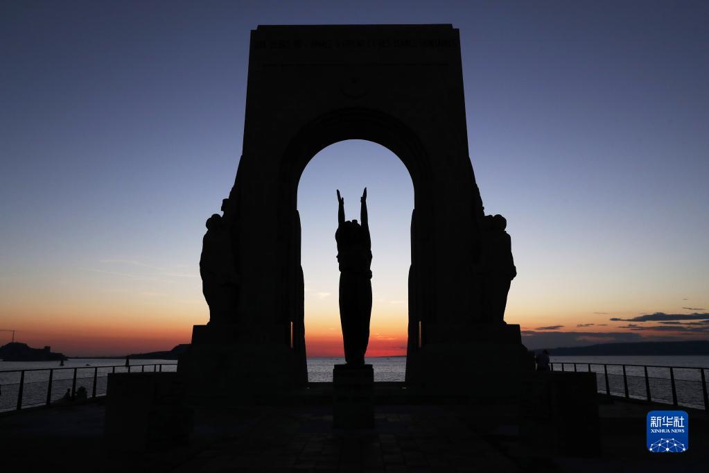 这是9月4日在法国马赛海边拍摄的落日景象。新华社记者 高静 摄