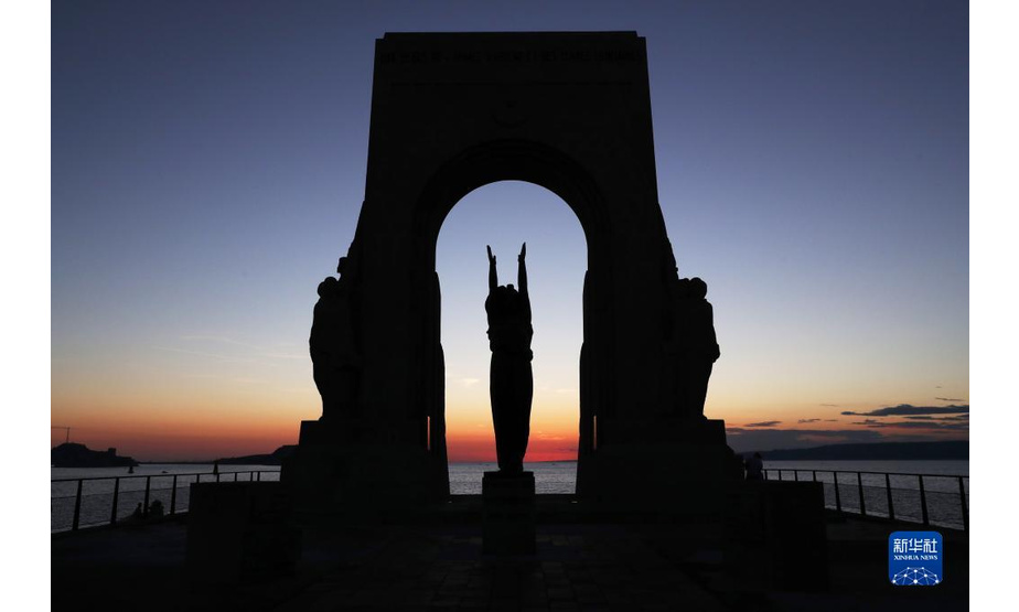 这是9月4日在法国马赛海边拍摄的落日景象。新华社记者 高静 摄