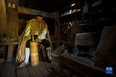 9月8日，斯洛文尼亚维利卡普拉尼那高地的老牧民彼得展示用传统方法制作酸奶。<br/><br/>　　位于斯洛文尼亚北部的维利卡普拉尼那高地是欧洲现存最大的牧民定居点，早在中世纪已有牧民定居。每到夏季，该地独特的高原牧场风景和传统的牧民生活习俗吸引大批徒步旅行爱好者到此观光。<br/><br/>　　新华社发（泽利科·斯特凡尼奇摄）