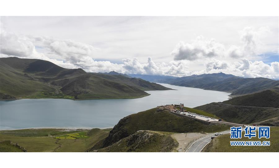 俯瞰羊卓雍错（7月22日摄）。 羊卓雍错简称羊湖，位于西藏山南市浪卡子县境内。7月，西藏进入雨季，羊卓雍错降雨丰富，自然景色壮丽奇美。 新华社记者 晋美多吉 摄