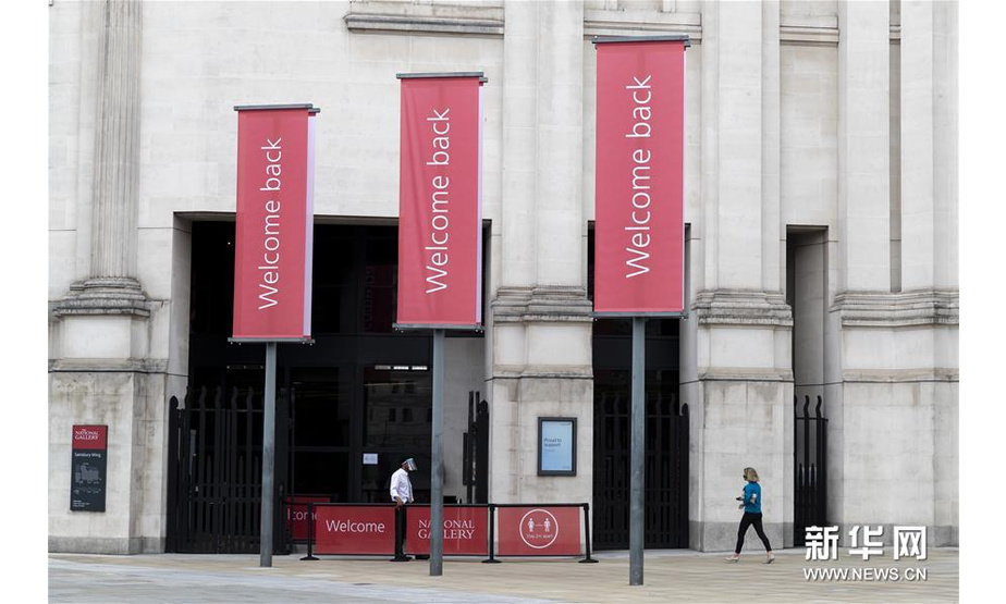 这是7月4日在英国国家美术馆入口处拍摄的欢迎标语。 新华社记者 韩岩 摄