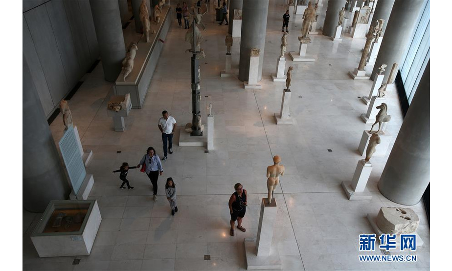 这是11月7日在希腊雅典卫城博物馆拍摄的雕塑展示区。 雅典卫城博物馆的前身于1886年建于卫城山丘，距卫城300米的新馆在2009年正式开放，馆内保存着女像柱、帕特农神庙雕塑等名作。 新华社发（马里奥斯·罗洛斯 摄）