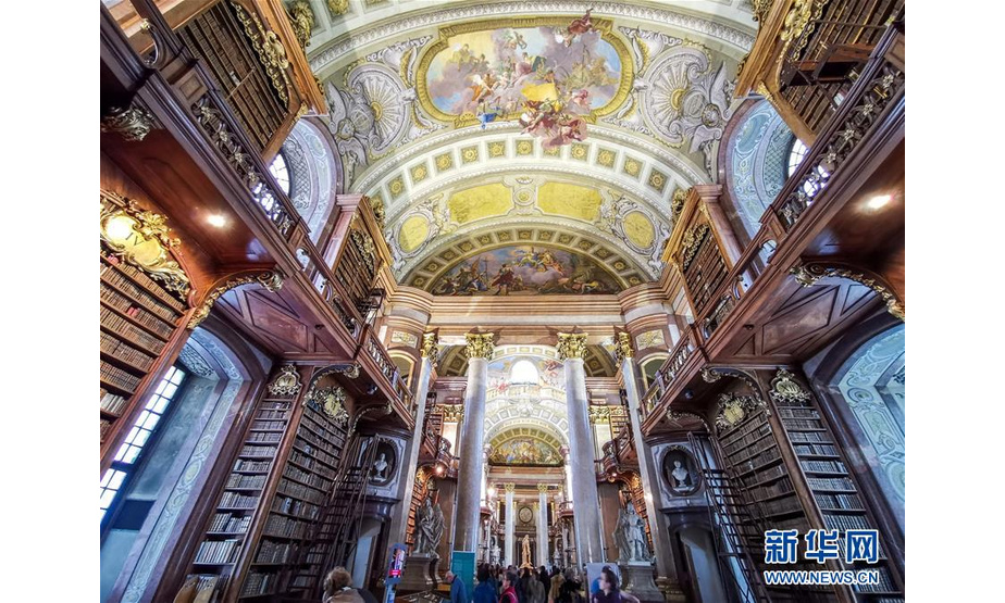 这是4月17日在奥地利维也纳拍摄的奥地利国家图书馆的普隆克厅。
 
　　奥地利国家图书馆普隆克厅1730年正式完工，被视为全球最美丽的古老图书室之一。这座巴洛克式建筑内不仅有很多华丽的壁画，更藏有横跨1501年至1850年的约20万册古籍。
 
　　新华社记者 郭晨 摄
