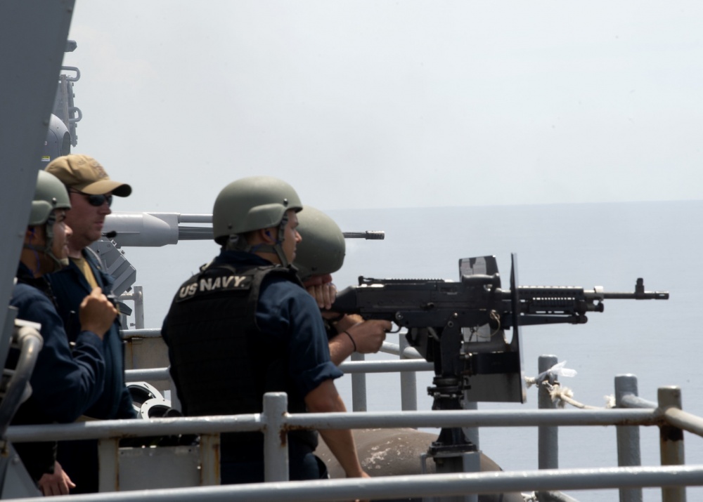 近日，美国海军“巴丹”号两栖攻击舰 “纽约”号两栖船坞运输舰以及“橡树山”号船坞登陆舰在大西洋海域进行了“水面战高级战术训练”。