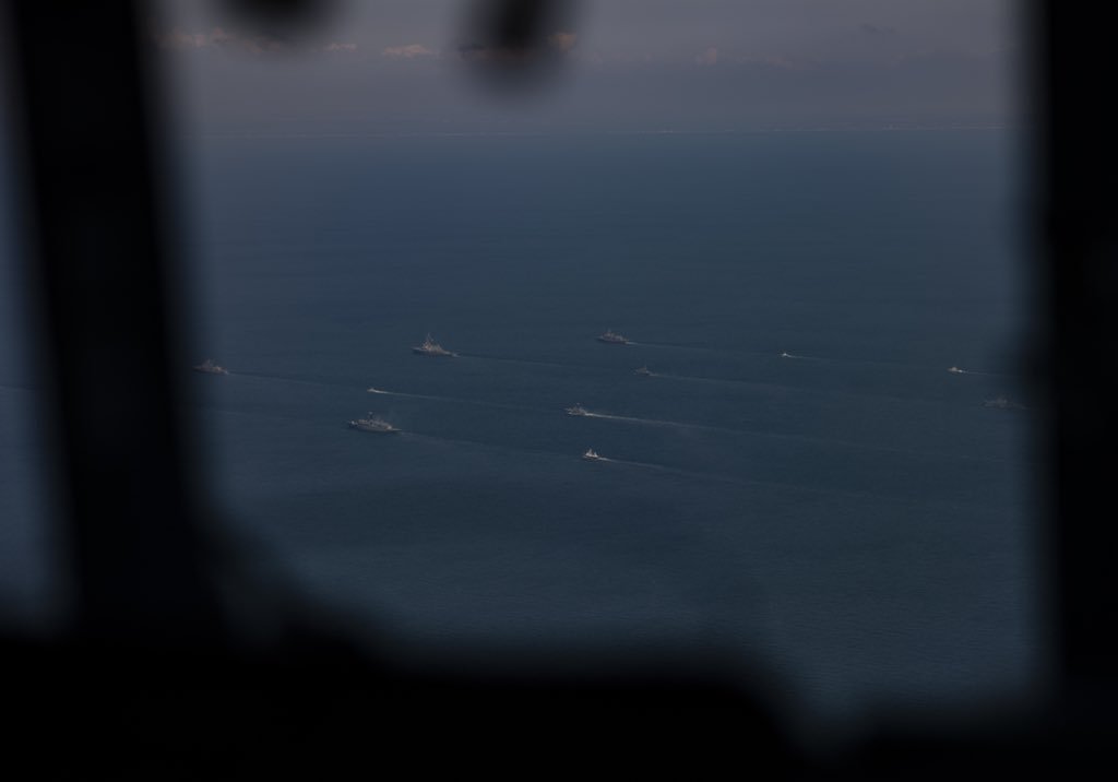 7月12日，由美国和乌克兰主导的“海上微风－2019”多国联合军演进入了最后一天。参演国家的海军舰船在海上列队组成阵型，庆祝演习的结束。