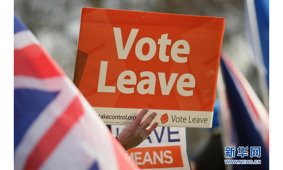 1月9日，在英国伦敦，“脱欧”支持者在议会大厦外集会时手举标语牌。 英国首相府8日确认，一度推迟的“脱欧”协议投票表决将于15日在议会下院举行。 新华社发（蒂姆·爱尔兰 摄）