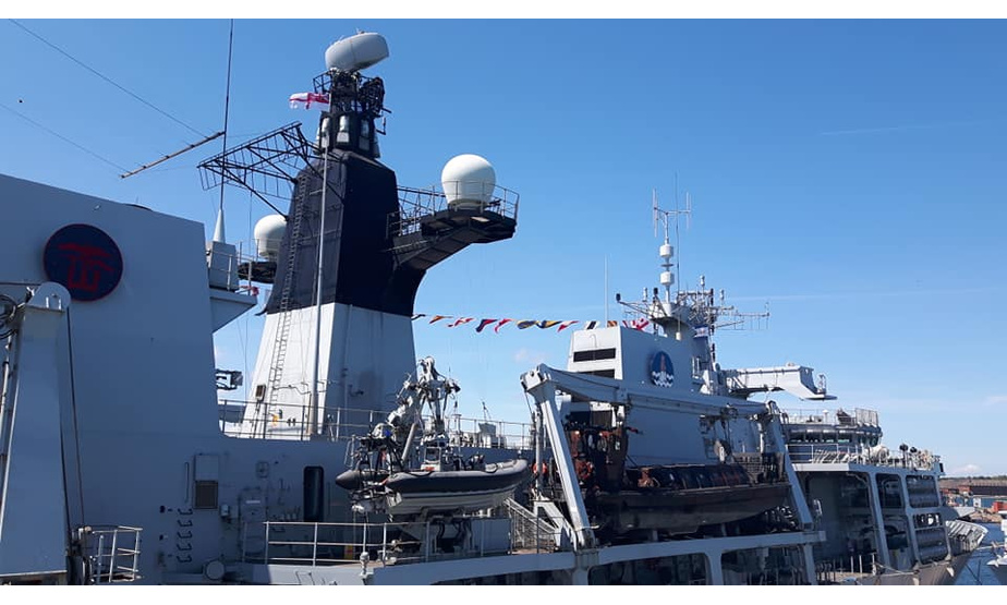 日前，英国海军旗舰海神之子号两栖船坞登陆舰进行了开放展示，该舰的不少结构也展示在公众面前。