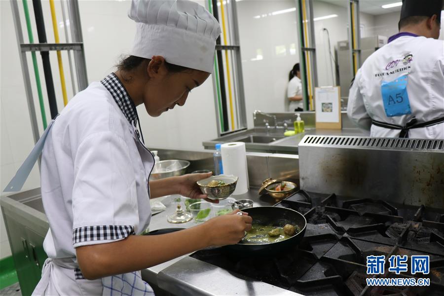 9月15日，在泰国曼谷举行的泰国首届职业教育“中文+职业技能”宝石王杯大赛上，学生参加厨师技能大赛。 泰国首届职业教育“中文+职业技能”宝石王杯大赛15日在位于首都曼谷的泰国吉拉达技术学院举行，来自泰国各地49所中等和高等职业院校的1168名学生参加了比赛。 新华社发