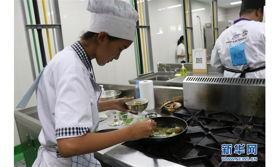 9月15日，在泰国曼谷举行的泰国首届职业教育“中文+职业技能”宝石王杯大赛上，学生参加厨师技能大赛。 泰国首届职业教育“中文+职业技能”宝石王杯大赛15日在位于首都曼谷的泰国吉拉达技术学院举行，来自泰国各地49所中等和高等职业院校的1168名学生参加了比赛。 新华社发