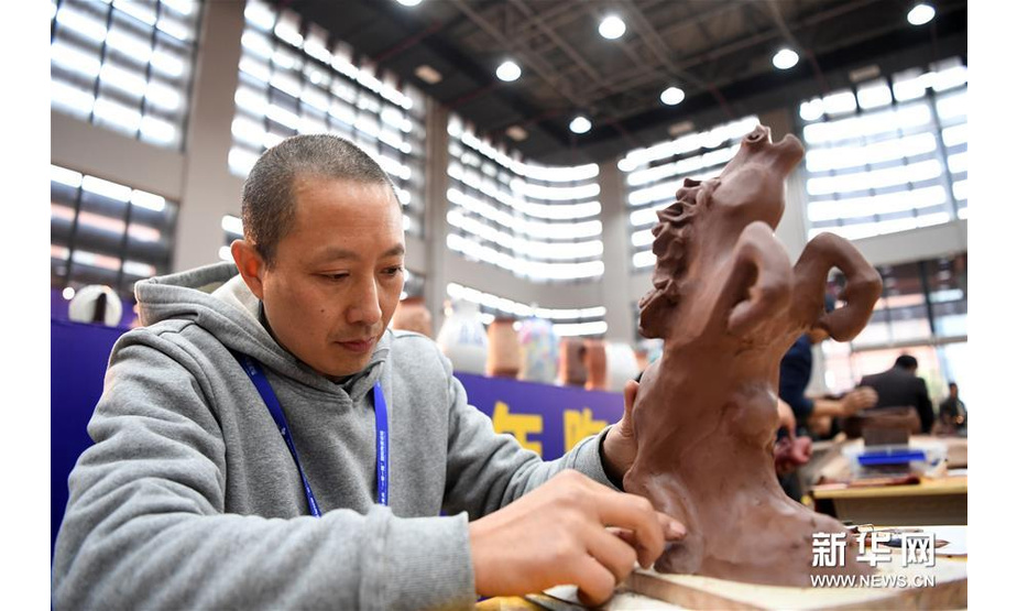 12月1日，参赛选手在陶艺技能大赛现场制陶。 新华社记者唐奕摄