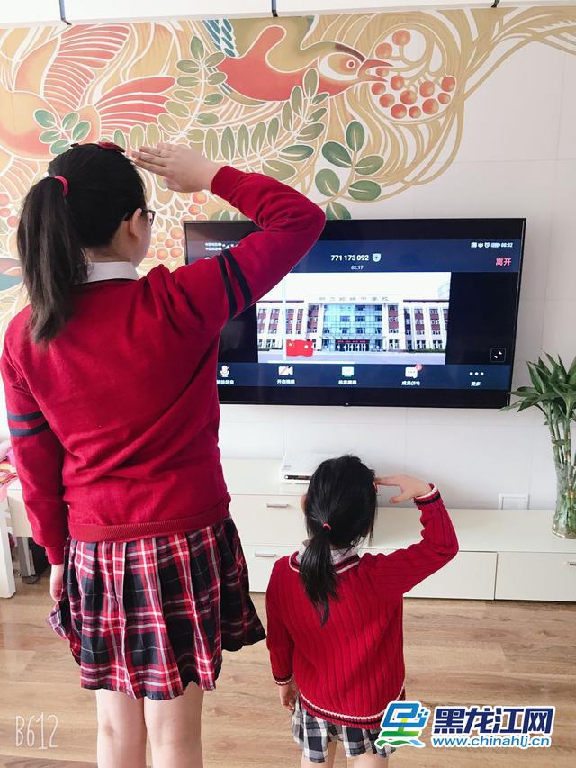 3月2日，黑龙江省春季新学期开学第一天，全省各地中小学举行线上升旗仪式，鼓励学生在疫情中做好防护，认真学习，做到“停课不停学”。图为哈尔滨市群力经纬中学举行以“知识就是力量”为主题的新学期线上开学式。
