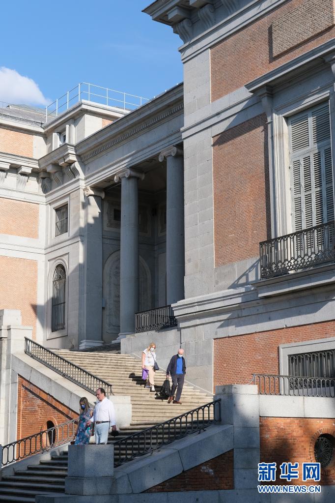 近日，西班牙首都马德里的普拉多大道和丽池公园文化景观获准列入世界遗产，这个文化景观位于马德里的城市中心，占地200公顷。作为西班牙式林荫大道原型的普拉多大道于16世纪落成，以大地女神喷泉为代表的大型喷泉散布其中。面积120公顷的丽池花园是建于17世纪的布恩·丽池宫的遗迹，展示了从19世纪至今的多种园林风格。文化景观遗产地内还坐落着各类丰富多样的建筑。

　　这是7月31日在西班牙马德里拍摄的位于普拉多大道东侧的普拉多博物馆。

　　新华社记者 孟鼎博 摄