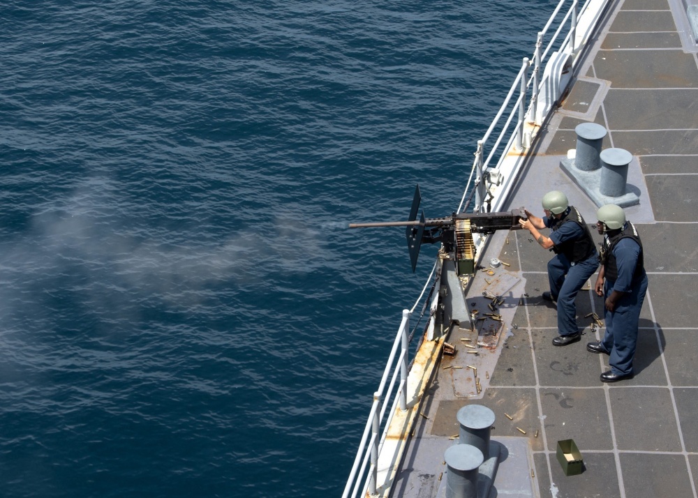 近日，美国海军“巴丹”号两栖攻击舰 “纽约”号两栖船坞运输舰以及“橡树山”号船坞登陆舰在大西洋海域进行了“水面战高级战术训练”。