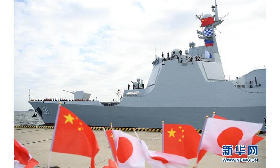 10月10日，中国海军“太原”号导弹驱逐舰停泊在日本神奈川县横须贺新港商业码头。 新华社记者 华义 摄
