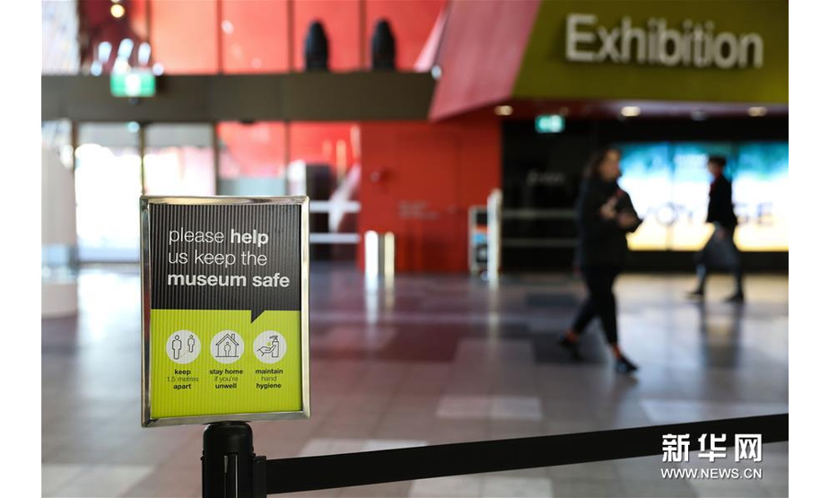 6月2日，在澳大利亚堪培拉，澳国家博物馆里放着提醒人们保持社交距离和注意手部卫生的标识。新华社发（储晨摄）