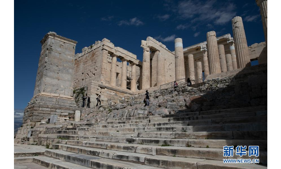 3月22日，游客游览希腊雅典卫城。希腊露天考古遗迹22日起恢复开放。游客需遵守保持社交距离和佩戴口罩等防疫规定。新华社发（莱夫特里斯·帕察里斯摄）