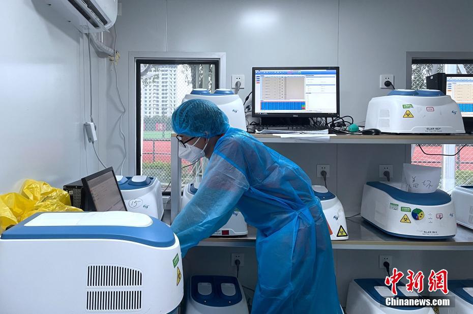 9月14日，工作人员在移动PCR方舱实验室里工作。当日，福建省莆田市仙游县方舱核酸检测点7个方舱实验室已有三个投入使用。据检测点负责人介绍，7个方舱实验室、85台PCR检测仪器投入使用后，预计每天可检测8万到10万管核酸样本；若按10:1核酸混合采样，预计每天可为80万到100万人提供核酸样本检测。截至9月13日24时，莆田市累计报告新冠病毒核酸阳性85例（均在仙游县），其中确诊病例64例、无症状感染者21例。 中新社记者 张斌 摄