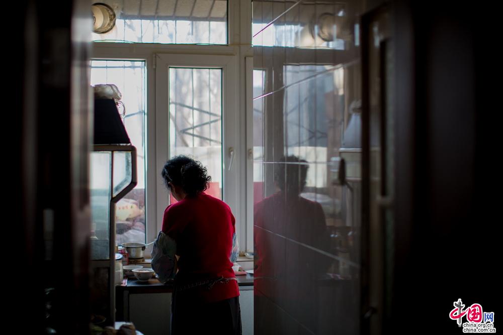 还记得第一次牵妈妈的手是什么时候吗？我们是否因为工作太忙，或是琐事过多很少回家呢？在春节这个合家团圆的日子，我们放下那些忙碌回到家中陪陪妈妈。我们渐渐长大，母亲却慢慢变老，岁月让妈妈的手布满褶皱，我们也忘记了究竟有多久没有牵过妈妈的手了？这个春节，让我们要再牵一次妈妈的手，就像儿时一样…… 平时总和妈妈说自己很忙，也很少回去。偶尔回去也只是吃过饭就继续去“忙”自己的事情。每年春节前，妈妈电话问今年春节还要不要忙碌，有没有想吃的菜。一瞬间，自己突然想起似乎已经很久没有真正的去陪陪妈妈了。于是早早的把工作处理好赶回家里，今年不想让妈妈一个人做年夜饭了。中国网记者 郑亮 摄