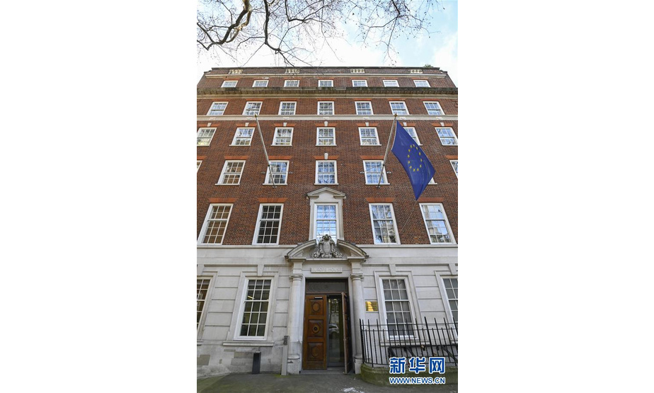 2月1日，在英国伦敦的欧洲议会驻英国联络办公室前，英国国旗被取下。新华社发（史蒂芬·程摄）