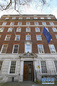 2月1日，在英国伦敦的欧洲议会驻英国联络办公室前，英国国旗被取下。新华社发（史蒂芬·程摄）