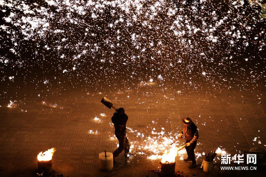 2月22日，在山东省临沂市郯城县郯国古城景区，民间艺人表演“打铁花”。元宵佳节临近，山东省临沂市郯城县郯国古城推出“打铁花”节目表演，红红火火迎元宵。新华社发（张春雷 摄）