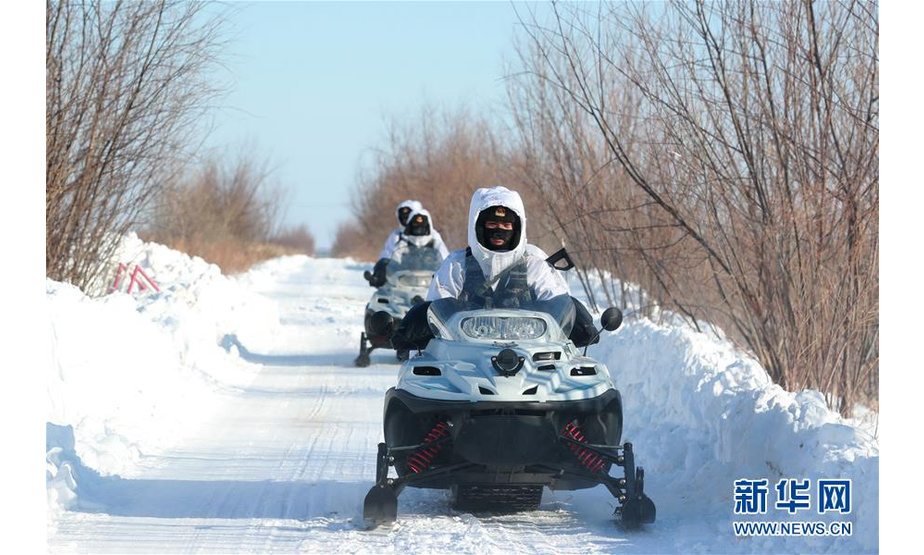黑龙江东极哨所官兵骑摩托雪橇在黑瞎子岛上巡逻(1月31日摄）。新华社记者 琚振华 摄