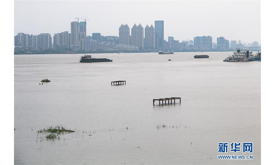 　　7月13日，船舶行驶在汉口江滩附近水域。 当日17时，长江干流汉口站水位达28.74米，较之前的洪峰水位28.77米出现轻微下降。长江中下游洪水洪峰顺利通过汉口江段。 新华社记者 肖艺九 摄


