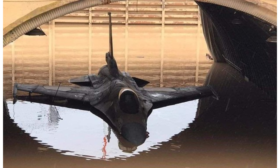 以色列《耶路撒冷邮报》13日称，以色列空军承认，近日天降大雨形成的洪水淹没以色列南部的一处“未公开”的空军基地，由于应对措施不当，8架F-16战机被淹。