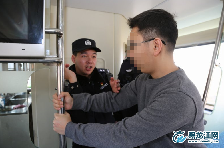 图为哈铁公安处哈尔滨乘警支队乘警在哈尔滨开往海口的列车上开展处置霸座警情实现演习。 石启立 摄