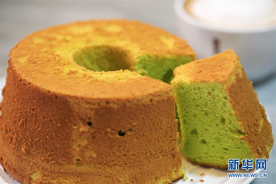 这是8月26日在新加坡“松园”糕点店拍摄的班兰蛋糕。班兰蛋糕是一种独特的新加坡蛋糕。其做法是在西方雪纺蛋糕做法的基础上加入东南亚的香料班兰叶，从而调制出独特的口感。班兰蛋糕成品颜色为淡黄绿色，质地柔软，口感甜美，适合搭配咖啡享用。新华社发（邓智炜 摄）

